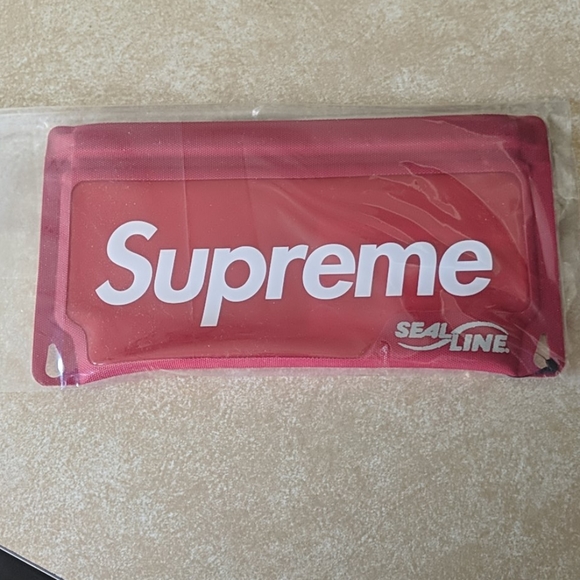 NWT Supreme Seal Line Waterproof Case - Picture 3 of 5